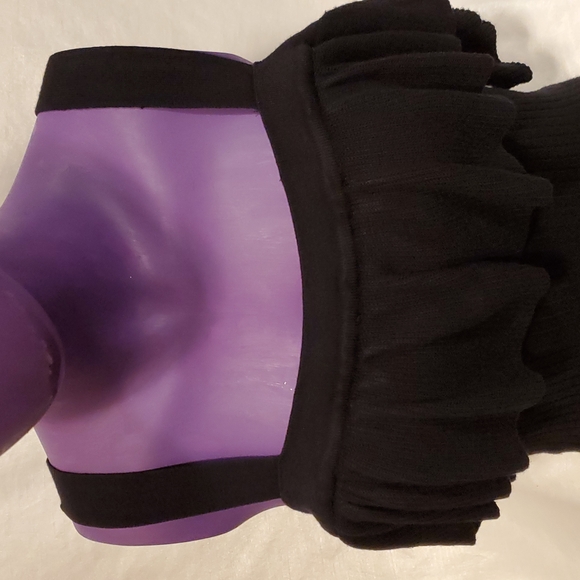 SZ. MEDIUM CHARLOTTE RUSSE BLACK RUFFLED RIBBED KNIT COLD SHOULDER TOP - Picture 6 of 8